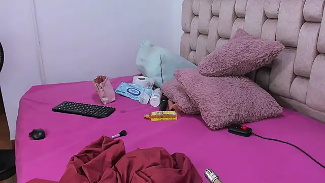 Snapshot of Roxy-Smith chatting on May 8, 2026, 10:48 pm Roxy-Smith online show from May 8, 2026, 10:48 pm
