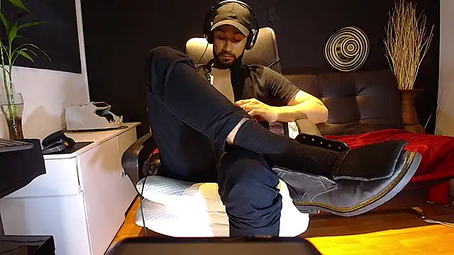 Snapshot of alessandro_wye chatting on October 3, 2025, 10:12 am alessandro wye online show from October 3, 2025, 10:12 am