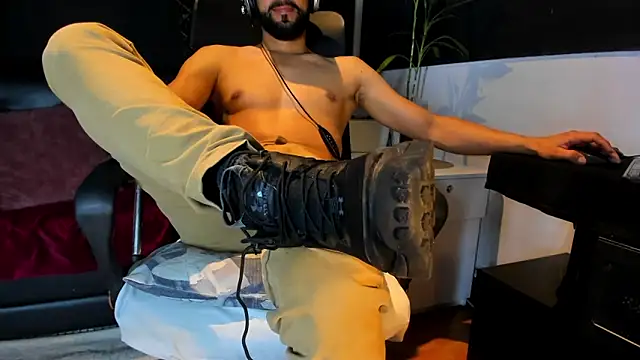 Snapshot of alessandro_wye chatting on December 19, 2025, 10:11 am alessandro wye online show from December 19, 2025, 10:11 am