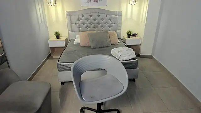 escarleth   online show from November 15, 2025, 12:45 pm