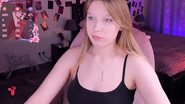 Snapshot of KarambaMoon chatting on April 22, 2026, 8:10 pm KarambaMoon online show from April 22, 2026, 8:10 pm