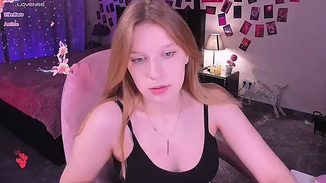 Snapshot of KarambaMoon chatting on May 3, 2026, 8:26 pm KarambaMoon online show from May 3, 2026, 8:26 pm