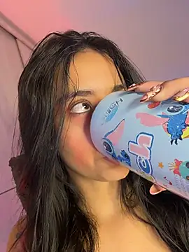 Laura fernandezII online show from November 7, 2025, 8:09 pm