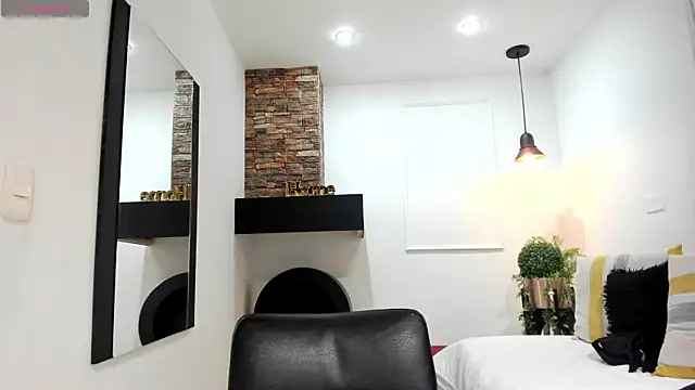 Snapshot of LenaRuiz_ chatting on February 11, 2025, 12:05 pm LenaRuiz online show from February 11, 2025, 12:05 pm