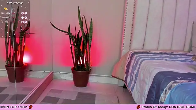 Snapshot of LenaRuiz_ chatting on February 27, 2025, 3:37 pm LenaRuiz online show from February 27, 2025, 3:37 pm