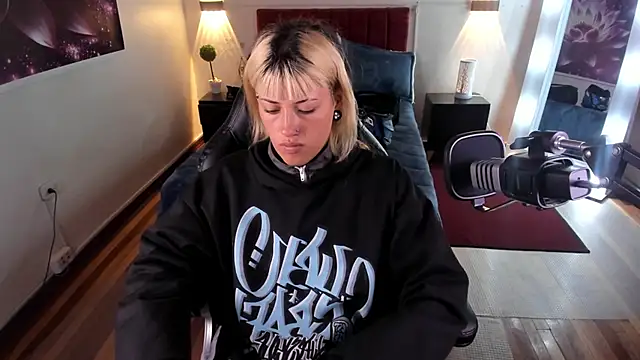  sharlotte777 online show from January 18, 2025, 2:33 pm