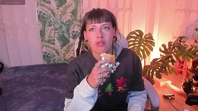  sharlotte777 online show from March 26, 2026, 1:49 pm