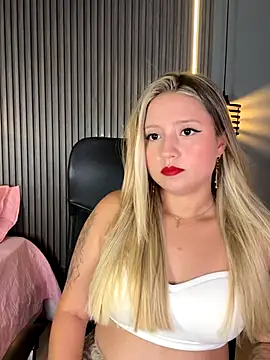 Snapshot of MiaPetit_ chatting on September 13, 2025, 11:37 pm MiaPetit  online show from September 13, 2025, 11:37 pm