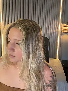 Snapshot of MiaPetit_ chatting on October 4, 2025, 9:13 pm MiaPetit  online show from October 4, 2025, 9:13 pm