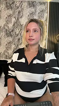 Snapshot of MiaPetit_ chatting on October 26, 2025, 12:16 am MiaPetit  online show from October 26, 2025, 12:16 am