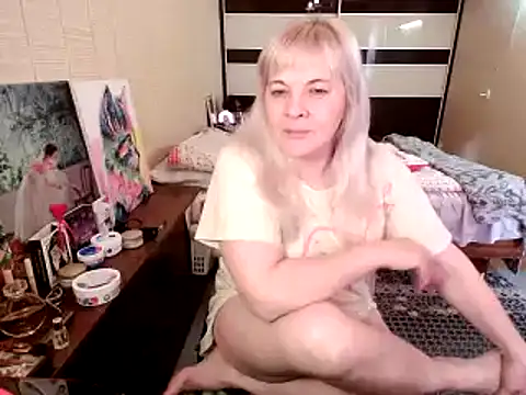 Lia Laguna77 online show from May 18, 2026, 4:13 pm
