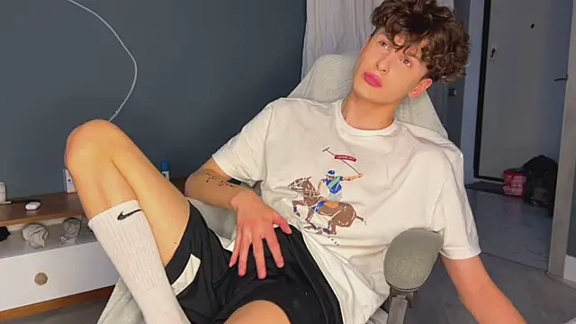 Snapshot of alyx_garden chatting on December 26, 2024, 12:59 pm alyx garden online show from December 26, 2024, 12:59 pm