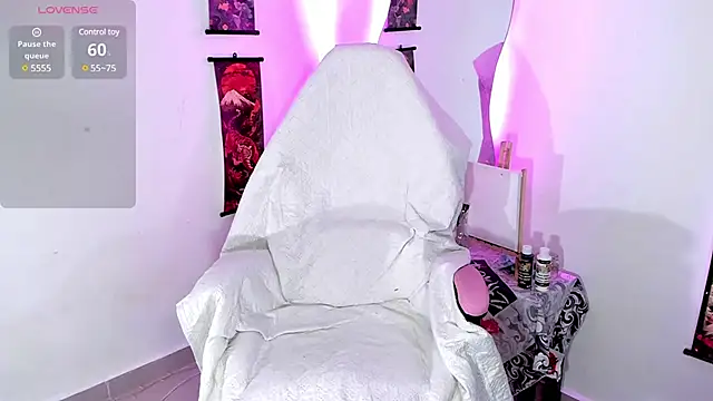 Snapshot of HollyHudsonn chatting on February 28, 2025, 7:03 pm HollyHudsonn online show from February 28, 2025, 7:03 pm