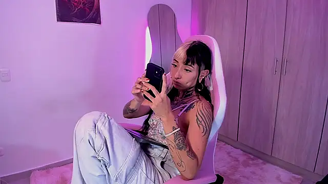 Snapshot of HollyHudsonn chatting on March 14, 2025, 7:34 pm HollyHudsonn online show from March 14, 2025, 7:34 pm