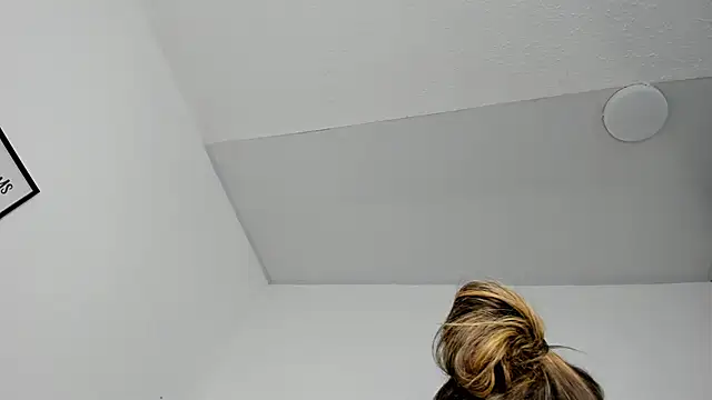 Snapshot of Lizz_Luna chatting on October 21, 2025, 3:35 pm Lizz Luna online show from October 21, 2025, 3:35 pm
