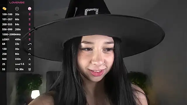 AislyEmbury online show from October 28, 2025, 4:38 am