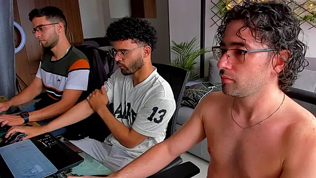 Snapshot of crisandrews chatting on March 17, 2025, 4:11 pm crisandrews online show from March 17, 2025, 4:11 pm