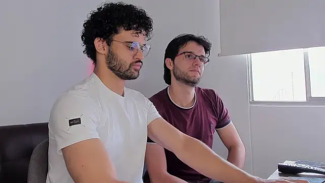 Snapshot of crisandrews chatting on September 10, 2025, 4:40 pm crisandrews online show from September 10, 2025, 4:40 pm