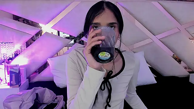 sophie pariss online show from October 23, 2025, 4:01 am