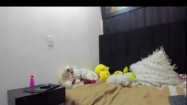 Evaaross 2345 online show from February 5, 2026, 12:32 pm