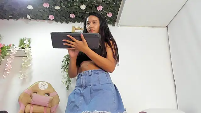 Snapshot of cute_mia23 chatting on December 3, 2024, 9:33 am cute mia23 online show from December 3, 2024, 9:33 am