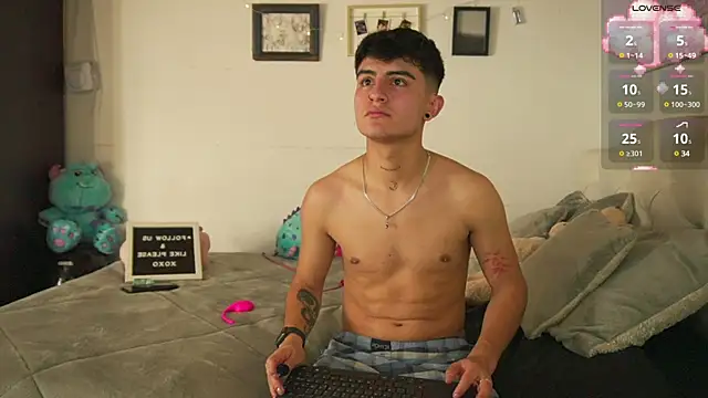 Snapshot of tommy_and_sophie chatting on December 19, 2024, 6:56 am tommy and sophie online show from December 19, 2024, 6:56 am