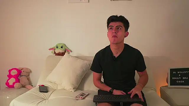 Snapshot of tommy_and_sophie chatting on January 5, 2025, 3:11 am tommy and sophie online show from January 5, 2025, 3:11 am