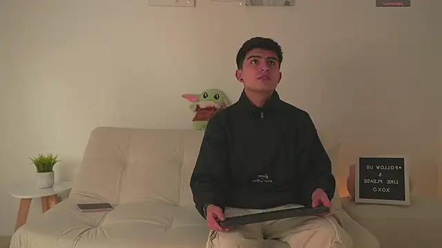 Snapshot of tommy_and_sophie chatting on January 31, 2025, 4:36 am tommy and sophie online show from January 31, 2025, 4:36 am