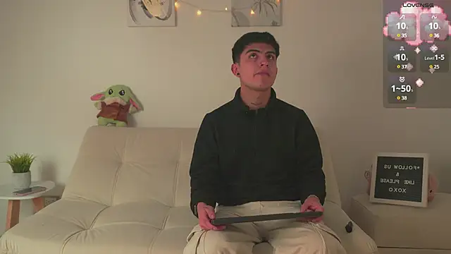 Snapshot of tommy_and_sophie chatting on February 19, 2025, 4:34 am tommy and sophie online show from February 19, 2025, 4:34 am