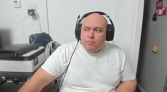 Snapshot of BigromeoXX chatting on December 23, 2024, 6:05 pm BigromeoXX online show from December 23, 2024, 6:05 pm