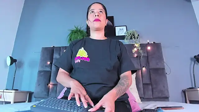 Snapshot of DulceAurora__ chatting on April 14, 2026, 2:50 am DulceAurora online show from April 14, 2026, 2:50 am