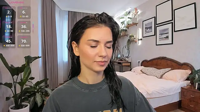 NicoleLuv online show from October 13, 2025, 1:11 pm