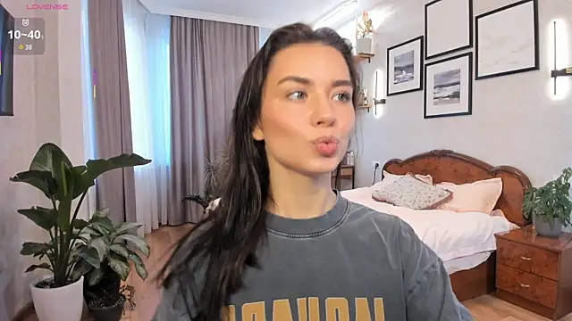 NicoleLuv online show from October 17, 2025, 1:14 pm