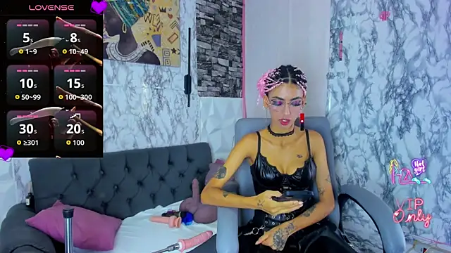 Snapshot of Queen_Cuarxxo chatting on April 19, 2026, 12:54 am Queen Cuarxxo online show from April 19, 2026, 12:54 am