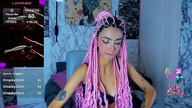 Snapshot of Queen_Cuarxxo chatting on April 21, 2026, 2:51 am Queen Cuarxxo online show from April 21, 2026, 2:51 am