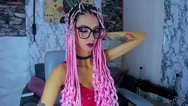 Snapshot of Queen_Cuarxxo chatting on April 29, 2026, 12:05 am Queen Cuarxxo online show from April 29, 2026, 12:05 am