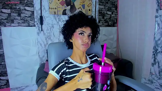 Snapshot of Queen_Cuarxxo chatting on May 27, 2026, 1:57 am Queen Cuarxxo online show from May 27, 2026, 1:57 am