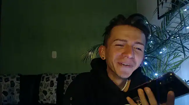 smallgiant27 online show from December 13, 2024, 11:17 pm