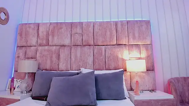 Cloesweet 1 online show from February 4, 2025, 5:45 pm