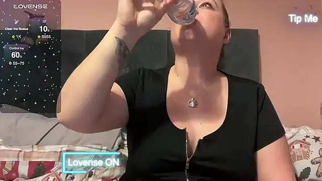 Snapshot of NaughtyWifeUK chatting on December 6, 2024, 5:33 pm NaughtyWifeUK online show from December 6, 2024, 5:33 pm