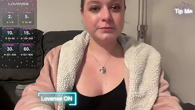 Snapshot of NaughtyWifeUK chatting on February 23, 2025, 12:41 am NaughtyWifeUK online show from February 23, 2025, 12:41 am