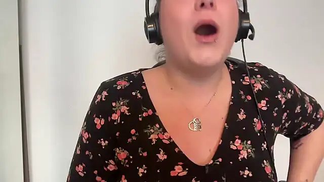 Snapshot of NaughtyWifeUK chatting on March 13, 2025, 4:34 pm NaughtyWifeUK online show from March 13, 2025, 4:34 pm