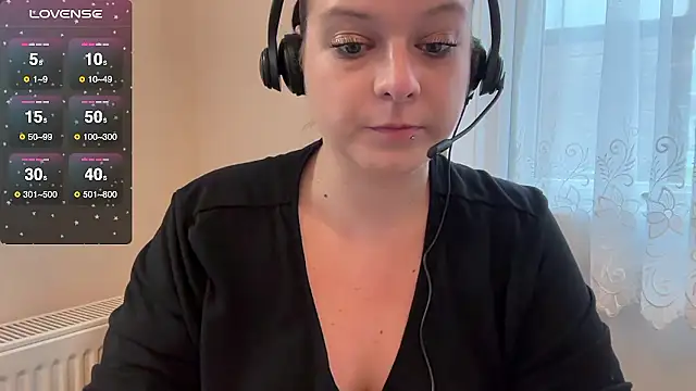 Snapshot of NaughtyWifeUK chatting on January 8, 2026, 10:06 am NaughtyWifeUK online show from January 8, 2026, 10:06 am