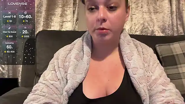 Snapshot of NaughtyWifeUK chatting on January 9, 2026, 12:35 am NaughtyWifeUK online show from January 9, 2026, 12:35 am