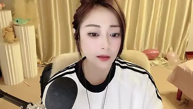 Daisy-77 online show from February 5, 2025, 8:46 pm