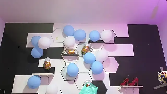 alondrabigtits online show from October 6, 2025, 10:56 am