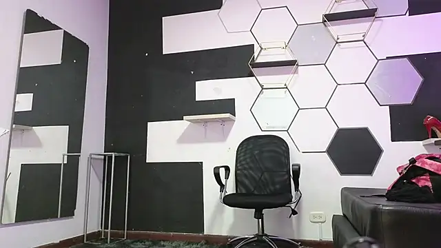 alondrabigtits online show from October 11, 2025, 12:04 pm