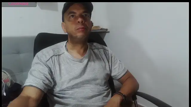 latinmartin73 online show from April 19, 2026, 5:18 am