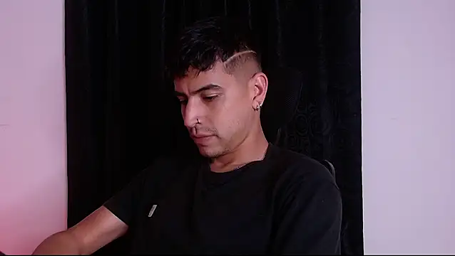 Snapshot of JuannRizo chatting on March 4, 2025, 9:32 pm JuannRizo online show from March 4, 2025, 9:32 pm