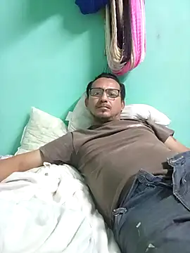 Snapshot of Andresguz35 chatting on February 1, 2026, 4:11 am Andresguz35 online show from February 1, 2026, 4:11 am